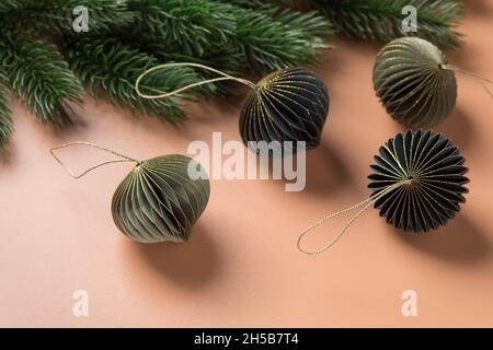 Décorations de Noël en papier vert et branches de sapin Banque D'Images