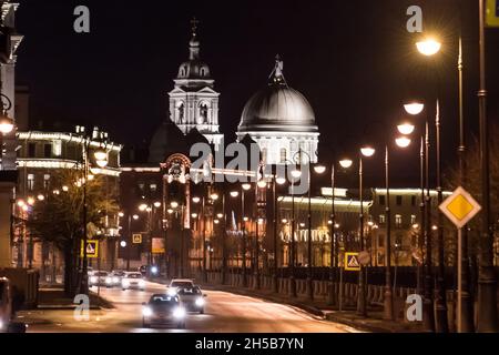 L'église Sainte-Catherine la Grande Martyr la nuit depuis le pont de la Bourse Banque D'Images