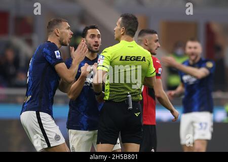 Milan, Italie, 7 novembre 2021.Edin Dzeko et Hakan Calhanoglu du FC Internazionale protestent auprès de l'arbitre Daniele Dvoeri au sujet de la décision prise contre l'équipe lors du match de Serie A à Giuseppe Meazza, Milan.Le crédit photo devrait se lire: Jonathan Moscrop / Sportimage Banque D'Images