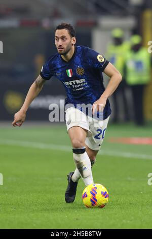 Milan, Italie, 7 novembre 2021.Hakan Calhanoglu du FC Internazionale pendant le match de la série A à Giuseppe Meazza, Milan.Le crédit photo devrait se lire: Jonathan Moscrop / Sportimage Banque D'Images