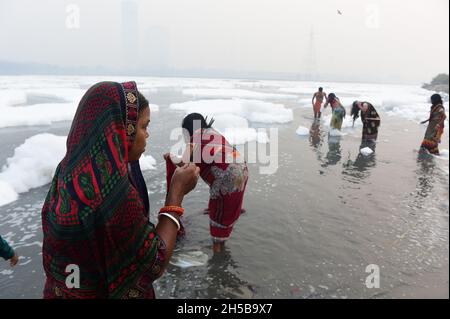 New Delhi, Inde.08 novembre 2021.La mousse toxique flotte à la surface de la rivière Yamuna polluée tandis que les dévotés hindous prient après avoir pris un bain dans le cadre des rituels du festival de quatre jours 'Chhath Puja', à New Delhi, en Inde, le lundi 8 novembre 2021.L'ancien festival hindou dédié au Dieu du soleil est célébré pour le bien-être, le développement et la prospérité des membres de la famille.Photo par Abhishek/UPI.Crédit : UPI/Alay Live News Banque D'Images