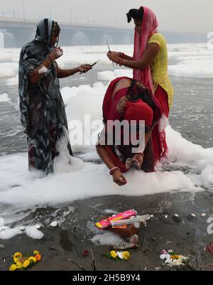 New Delhi, Inde.08 novembre 2021.De la mousse toxique flotte à la surface de la rivière Yamuna polluée tandis que les adeptes hindous prennent un bain dans le cadre des rituels des célébrations du festival de quatre jours 'Chhath Puja', à New Delhi, en Inde, le lundi 8 novembre 2021.L'ancien festival hindou dédié au Dieu du soleil est célébré pour le bien-être, le développement et la prospérité des membres de la famille.Photo par Abhishek/UPI.Crédit : UPI/Alay Live News Banque D'Images
