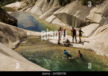 CANYONING DANS LES CASCADES, LES MONTAGNES DE BAVELLA PURCARACCIA, Corse-du-Sud (2A), Corse, France Banque D'Images