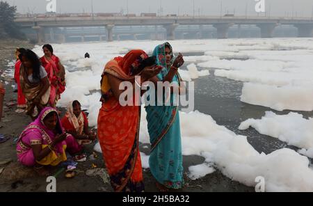 New Delhi, Inde.08 novembre 2021.La mousse toxique flotte à la surface de la rivière Yamuna polluée tandis que les dévotés hindous prient après avoir pris un bain dans le cadre des rituels du festival de quatre jours 'Chhath Puja', à New Delhi, en Inde, le lundi 8 novembre 2021.L'ancien festival hindou dédié au Dieu du soleil est célébré pour le bien-être, le développement et la prospérité des membres de la famille.Photo par Abhishek/UPI.Crédit : UPI/Alay Live News Banque D'Images