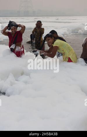 New Delhi, Inde.08 novembre 2021.De la mousse toxique flotte à la surface de la rivière Yamuna polluée tandis que les adeptes hindous prennent un bain dans le cadre des rituels des célébrations du festival de quatre jours 'Chhath Puja', à New Delhi, en Inde, le lundi 8 novembre 2021.L'ancien festival hindou dédié au Dieu du soleil est célébré pour le bien-être, le développement et la prospérité des membres de la famille.Photo par Abhishek/UPI.Crédit : UPI/Alay Live News Banque D'Images