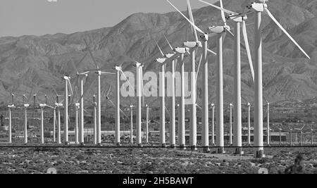 L'immense parc éolien de San Gorgonio Pass, près de Palm Springs CA Banque D'Images