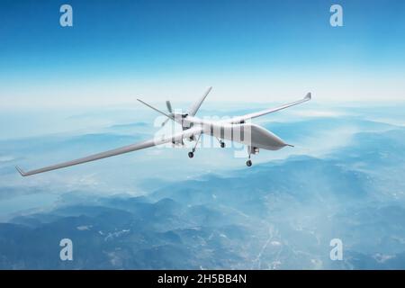 Un drone militaire d’espionnage sans pilote survole les montagnes à l’heure du jour Banque D'Images