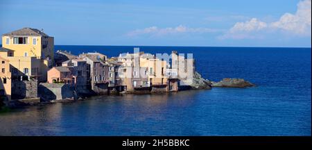 FRANCE, CORSE ( 2B ), ERLALUNGA, VILLAGE ET TOUR DE GÊNES AU NORD DE LA VILLE DE BASTIA DANS LA CAP CORSE Banque D'Images
