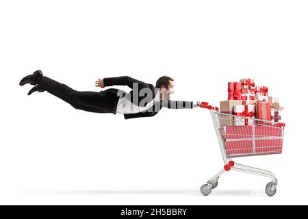 Homme en costume et cravate volant et tenant un panier avec des cadeaux isolés sur fond blanc Banque D'Images