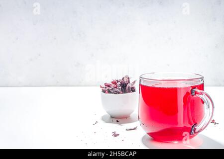 Thé à l'hibiscus rouge, dans une tasse en verre.Espace de copie pour les boissons chaudes biologiques Banque D'Images