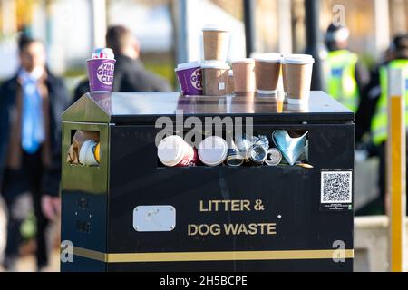 Tasses à café compostables et recyclables à emporter sur le bac à litière débordant à l'extérieur de la salle COP26, Glasgow, Écosse, Royaume-Uni Banque D'Images
