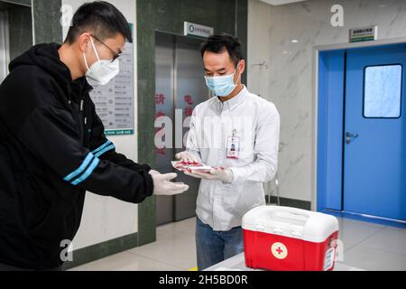 (211108) -- NANNING, 8 novembre 2021 (Xinhua) -- les membres du personnel délivrent des cellules souches hématopoïétiques recueillies auprès du médecin Li à la première clinique affiliée de l'Université médicale de Guangxi à Nanning, dans la région autonome de Guangxi Zhuang, dans le sud de la Chine, en novembre 2021.Li, un médecin du département d'hématologie du premier hôpital affilié de l'Université médicale de Guangxi, s'est inscrit auprès du Programme des donneurs de moelle de Chine (PDMC) en tant que donneurs potentiels de cellules souches hématopoïétiques (HSC) en novembre 2011.En tant que médecin traitant les cellules souches hématopoïétiques pour les patients, il a réussi à trouver un patient comme Banque D'Images