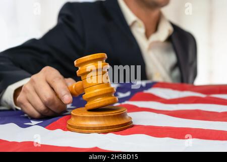 Homme juge main tenant gavel en bois de frapper sur bloc de sondage dans la salle de cour.Justice et droit aux etats-unis concept Banque D'Images