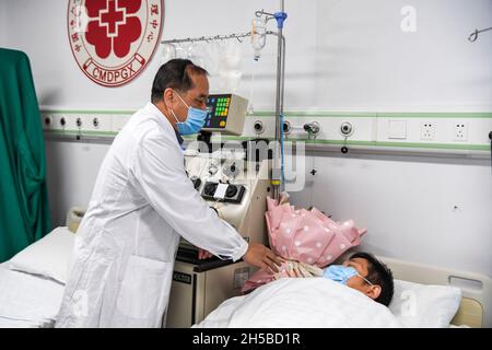 (211108) -- NANNING, 8 novembre 2021 (Xinhua) -- Un collègue visite le docteur Li au premier hôpital affilié de l'Université médicale de Guangxi à Nanning, dans la région autonome de Guangxi Zhuang, dans le sud de la Chine, en novembre 2021.Li, un médecin du département d'hématologie du premier hôpital affilié de l'Université médicale de Guangxi, s'est inscrit auprès du Programme des donneurs de moelle de Chine (PDMC) en tant que donneurs potentiels de cellules souches hématopoïétiques (HSC) en novembre 2011.En tant que médecin traitant des cellules souches hématopoïétiques pour les patients, il a réussi à faire correspondre un patient en tant que donneur HSC en août 2021.Don Li Banque D'Images