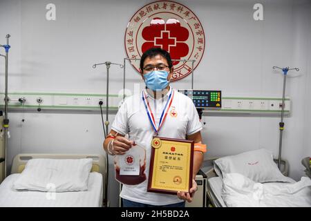 (211108) -- NANNING, 8 novembre 2021 (Xinhua) -- le docteur Li pose une photo au premier hôpital affilié de l'Université médicale de Guangxi à Nanning, dans la région autonome de Guangxi Zhuang, dans le sud de la Chine, en novembre 2021.Li, un médecin du département d'hématologie du premier hôpital affilié de l'Université médicale de Guangxi, s'est inscrit auprès du Programme des donneurs de moelle de Chine (PDMC) en tant que donneurs potentiels de cellules souches hématopoïétiques (HSC) en novembre 2011.En tant que médecin traitant des cellules souches hématopoïétiques pour les patients, il a réussi à faire correspondre un patient en tant que donneur HSC en août 2021.Li fait don Banque D'Images