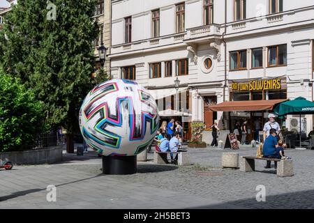 Bucarest, Roumanie, 5 juin 2021 - le grand ballon officiel Adidas Uniforia est exposé dans une rue du centre de la vieille ville comme ville hôte de l'UEFA Banque D'Images