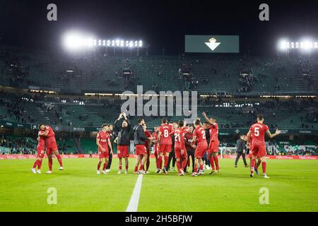 Les joueurs de Sevilla FC célèbrent la victoire lors du championnat d'Espagne la Liga football match entre Real Betis et Sevilla FC le 7 novembre 2021 au stade Benito Villamarin à Séville, Espagne - photo: Joaquin Corchero/DPPI/LiveMedia Banque D'Images