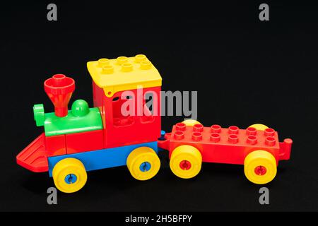 Train de jouets pour enfants fait de grands blocs de construction aux couleurs rouge, vert, bleu et jaune. Banque D'Images