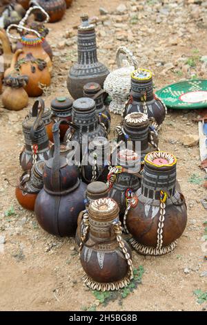 Hamar Tribe artisanat calabash gourdes exposés photographiés dans la vallée de la rivière Omo, en Éthiopie Banque D'Images