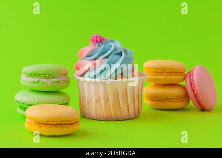 Ensemble de petits gâteaux aux couleurs vives et aux couleurs vives prêts à être mangés Banque D'Images