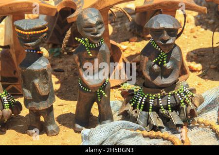 Figurines en bois sculpté à la main Hamar Tribe.Photographié dans la vallée de la rivière Omo, en Éthiopie Banque D'Images