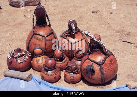 Hamar Tribe artisanat calabash gourdes exposés photographiés dans la vallée de la rivière Omo, en Éthiopie Banque D'Images