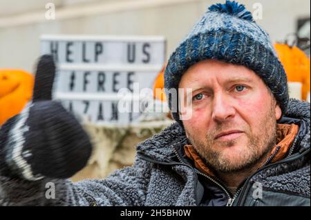 Londres, Royaume-Uni.8 novembre 2021.Richard Ratcliffe est le 16e jour de sa grève de la faim, dormant dans des températures proches du gel dans une tente pop-up dressée en face du Bureau des affaires étrangères, du Commonwealth et du développement (FCDO).Il tente de convaincre le gouvernement d'agir pour épargner à sa femme, le travailleur humanitaire américano-britannique Nazanin Zaghari-Ratcliffe, une nouvelle année dans une prison de Téhéran.Crédit : Guy Bell/Alay Live News Banque D'Images