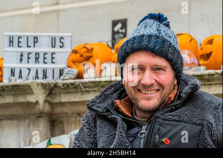 Londres, Royaume-Uni.8 novembre 2021.Richard Ratcliffe est le 16e jour de sa grève de la faim, dormant dans des températures proches du gel dans une tente pop-up dressée en face du Bureau des affaires étrangères, du Commonwealth et du développement (FCDO).Il tente de convaincre le gouvernement d'agir pour épargner à sa femme, le travailleur humanitaire américano-britannique Nazanin Zaghari-Ratcliffe, une nouvelle année dans une prison de Téhéran.Crédit : Guy Bell/Alay Live News Banque D'Images