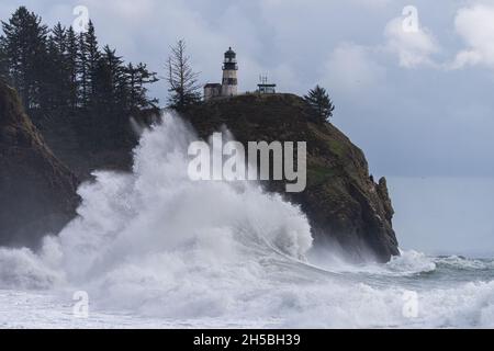 Vagues écrasant et surf puissant pendant la tempête de marée haute sur la côte de Washington, Cape déception State Park Banque D'Images