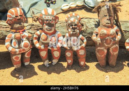 Hamar Tribe fait main des poupées en argile photographiées dans la vallée de la rivière Omo, en Éthiopie Banque D'Images