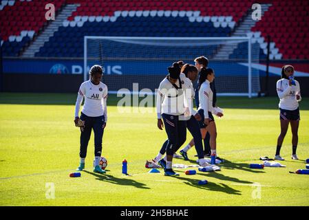 Aminata Diallo de Paris Saint Germain et Marie Antoinette Katoto de Paris Saint Germain lors de la formation de l'équipe féminine de Paris Saint-Germain le 8 novembre 2021 au stade du Parc des Princes à Paris, France - photo Melanie Laurent / A2M Sport Consulting / DPPI Banque D'Images