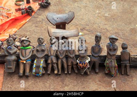 Figurines en bois sculpté à la main Hamar Tribe.Photographié dans la vallée de la rivière Omo, en Éthiopie Banque D'Images