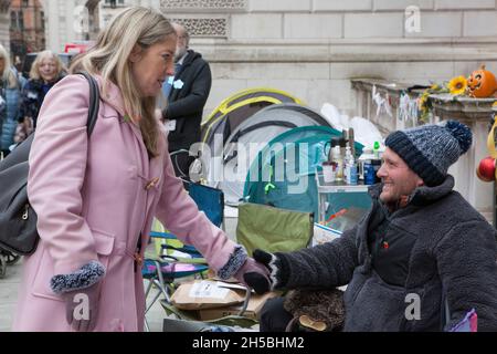 Londres, Royaume-Uni, 8 novembre 2021 : jour 16 de la grève de la faim de Richard Ratcliffe pour mettre fin à l'inaction du gouvernement à propos de l'incarcération de sa femme Nazanin en Iran.Aujourd'hui, il a reçu une autre visite d'un ami de la famille, le présentateur de télévision Victoria Coren-Mitchell.Il fait preuve de bons esprits remarquables alors qu'il continue de camper à Whitehall à l'extérieur du Foreign Office pour faire campagne pour qu'ils prennent des mesures pour assurer la libération de Nazanin Zaghari-Ratcliffe.Amnesty International soutient sa campagne et celle des autres citoyens de double nationalité emprisonnés en Iran.Anna Watson/Alay Live News Banque D'Images