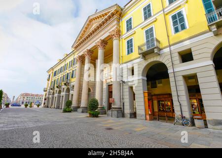 Duomo (cathédrale) Santa Maria del Bosco par la via Roma à Cuneo.La capitale de la province de Cuneo, région du Piémont, Italie. Banque D'Images