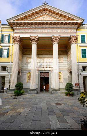 Duomo (cathédrale) Santa Maria del Bosco par la via Roma à Cuneo.La capitale de la province de Cuneo, région du Piémont, Italie. Banque D'Images