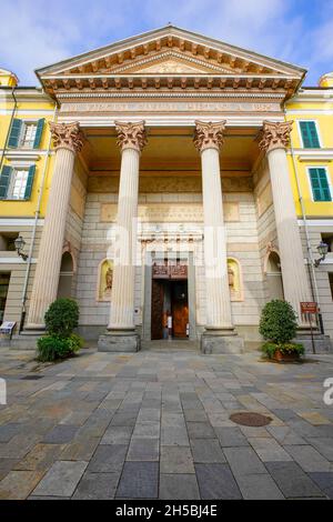 Duomo (cathédrale) Santa Maria del Bosco par la via Roma à Cuneo.La capitale de la province de Cuneo, région du Piémont, Italie. Banque D'Images