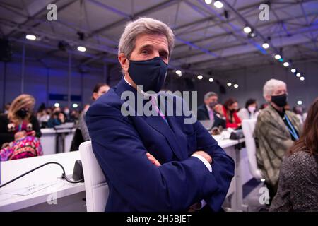 Glasgow, Écosse, Royaume-Uni.8 novembre 2021.PHOTO : John Kerry envoyé spécial présidentiel américain pour le climat, vu à la COP26 lors du discours du Président Obamas.Le président Barack Obama a vu prononcer un discours lors de la Conférence COP26 sur les changements climatiques.Crédit : Colin Fisher/Alay Live News Banque D'Images