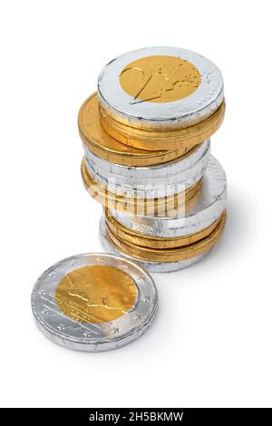 Pile de pièces de chocolat doré et argent pour la célébration de Sint Nicolaas gros plan sur fond blanc Banque D'Images