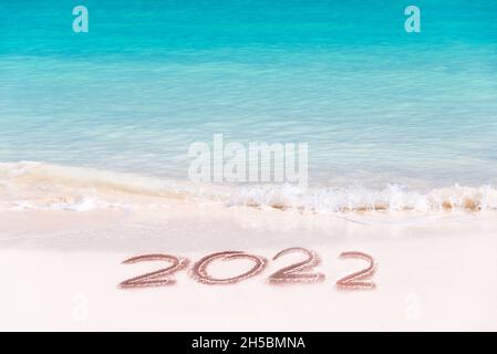 2022 écrit sur le sable d'une plage tropicale, carte de voyage du nouvel an Banque D'Images