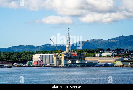 Port avec plate-forme pétrolière près de Stavanger, Norvège Banque D'Images