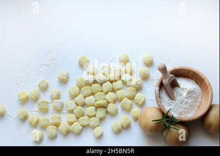 Gnocchi de pomme de terre cru non cuit, isolé sur fond blanc.Directement au-dessus.Cuisine maison. Banque D'Images