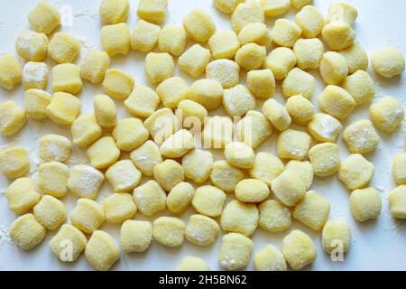 Gnocchi de pomme de terre cru non cuit, isolé sur fond blanc.Directement au-dessus.Cuisine maison. Banque D'Images