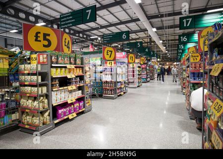 Allée d'un nouveau supermarché morrisons à kirkby Liverpool merseyside royaume-uni Banque D'Images