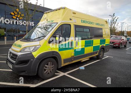 service d'ambulance du nord-Ouest ambulance d'urgence à l'extérieur d'un supermarché à kirkby Liverpool merseyside royaume-uni Banque D'Images