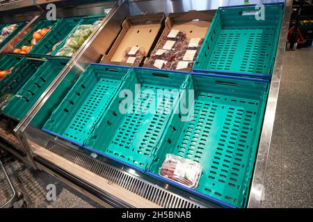 Vider les étagères de fruits et de baies dans le supermarché morrisons kirkby Liverpool merseyside royaume-uni Banque D'Images