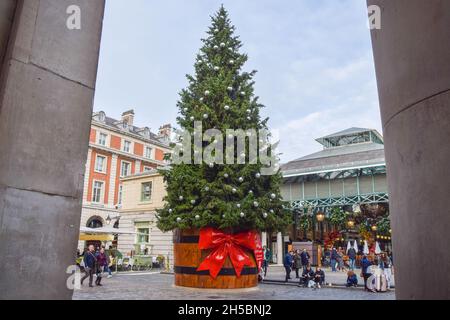 Arbre de Noël à Covent Garden, Londres, Royaume-Uni.8 novembre 2021. Banque D'Images