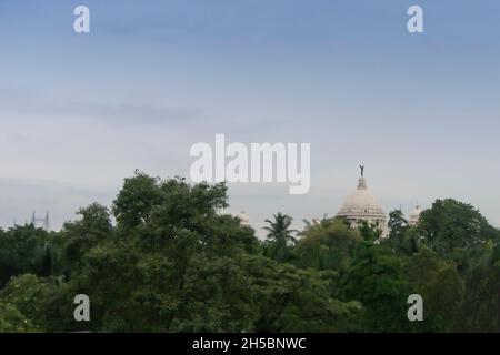 Kolkata, Bengale-Occidental, Inde - 4 août 2020 : vue sur le haut du Mémorial Victoria avec arbres, palais en marbre blanc de Kolkata. Banque D'Images