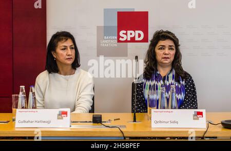 Munich, Bavière, Allemagne.8 novembre 2021.Markus Rinderspacher du Landtag bavarois (Parlement) et Asgar CAN de l'Uigurischen Gemeinde Europa e.V. und Direktor der Ostturkestanischen Union in Europa e.V. (Uyghur Association of Europe et Directeur de l'Union du Turkestan oriental en Europe)A présenté Gulbahar Haitiwajji et Qelbinur Sidiq deux témoins oculaires des violations des droits de l'homme qui ont lieu dans les camps de rééducation de la province de Xinjiang en Chine, où l'ONU estime qu'un million de personnes pourraient être internées.Parmi les violations signalées, on compte la sinofisation, la violence sexuelle, Banque D'Images