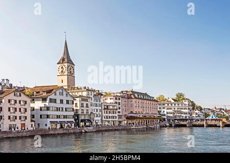 Zürich Altstadt an der Limmat mit der Kirche St. Peter Banque D'Images