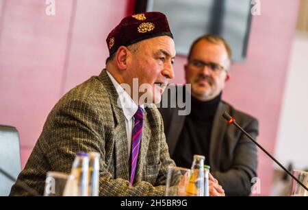 Munich, Bavière, Allemagne.8 novembre 2021.Markus Rinderspacher du Landtag bavarois (Parlement) et Asgar CAN de l'Uigurischen Gemeinde Europa e.V. und Direktor der Ostturkestanischen Union in Europa e.V. (Uyghur Association of Europe et Directeur de l'Union du Turkestan oriental en Europe)A présenté Gulbahar Haitiwajji et Qelbinur Sidiq deux témoins oculaires des violations des droits de l'homme qui ont lieu dans les camps de rééducation de la province de Xinjiang en Chine, où l'ONU estime qu'un million de personnes pourraient être internées.Parmi les violations signalées, on compte la sinofisation, la violence sexuelle, Banque D'Images